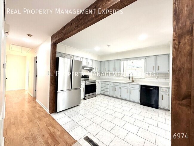 Photo - 10109 Windrift Rd