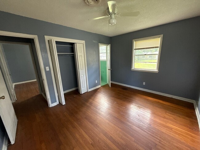 Photo - 1054 Deryll St