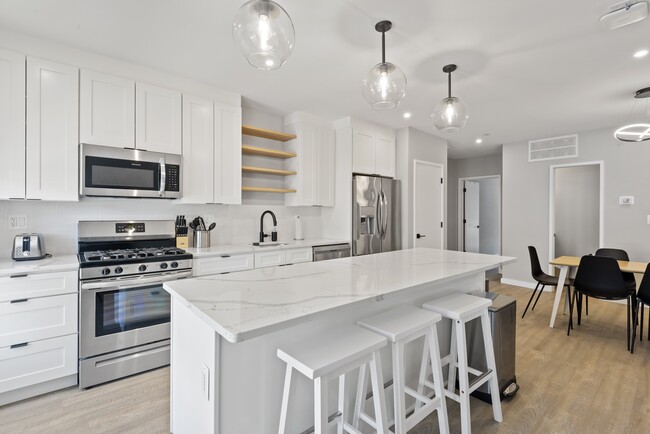 Building Photo - Euclid (Furnished Rooms) Rental