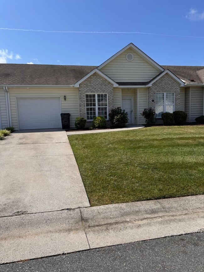 Building Photo - 2 Bedroom || 2 Bathroom in Lakewalk