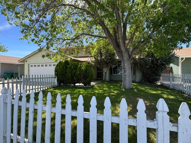 Building Photo - Four Bedroom in Sparks
