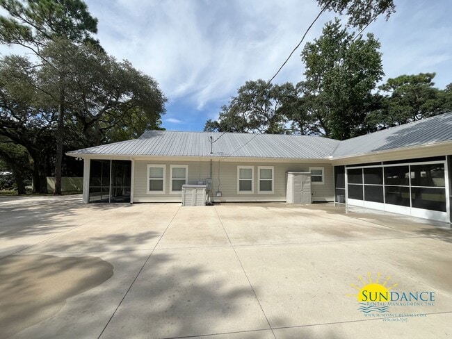 Building Photo - Beautifully Updated 3 Bedroom Home in Nice...