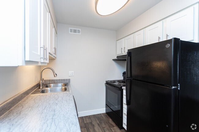 1BR, 1BA - 600SF - Kitchen