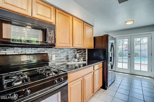 Photo - 543 W 19th St