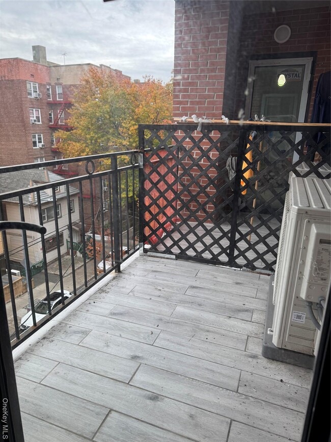 Building Photo - 43-18 Union St Unit fl5