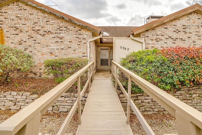 5947 Chimney Wood Cir