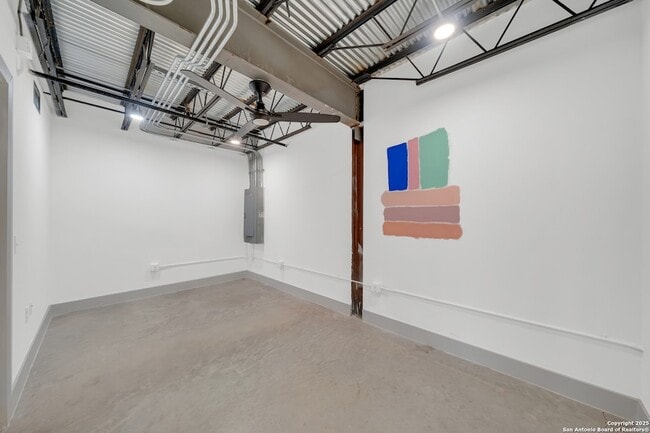 Photo - 215 Coca-Cola Pl