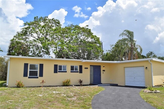 Building Photo - 21572 Edgewater Dr Rental