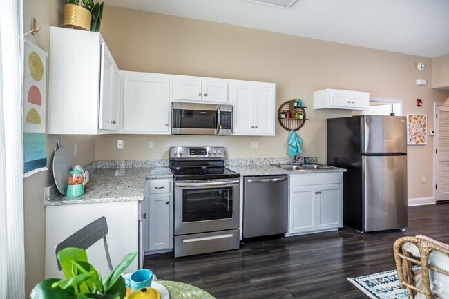 2 BR, 2 BA - 675SF