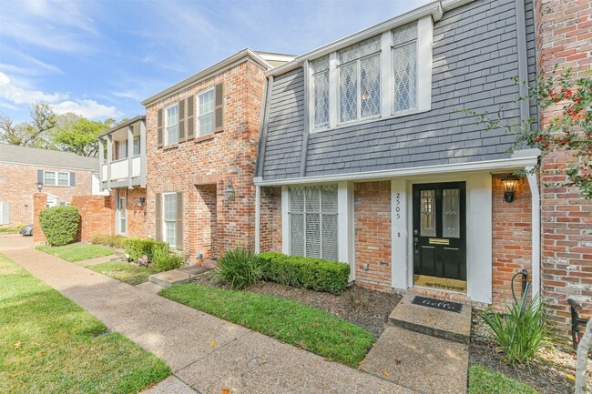 Building Photo - 2505 Watertown Mall St Unit 86