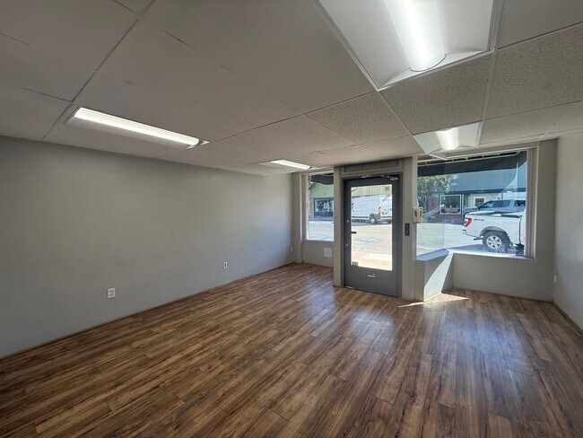 Building Photo - 518 Center St