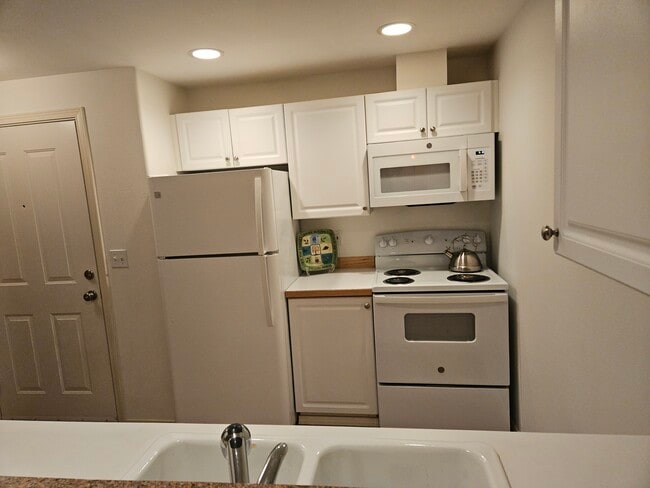 Full size appliances - 18621 Blueberry Ln Unit A311