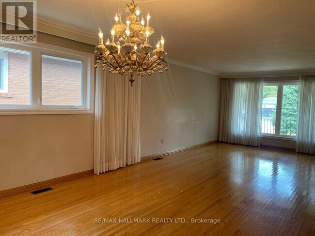 Photo - 227 Elgin Mills Rd W