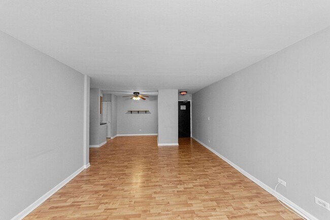 Photo - 3825 N Pine Grove Ave Unit 321