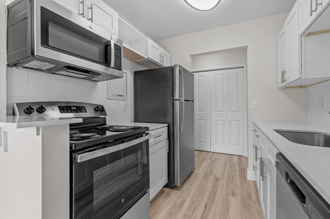 Photo - Sunnymede Apartments - Troy, MI
