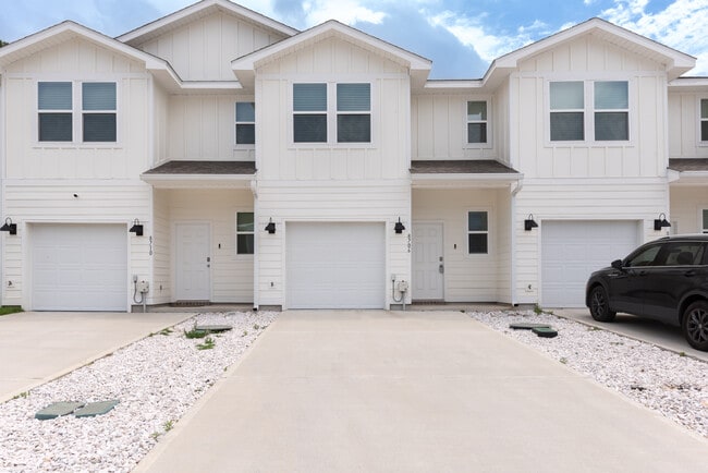 Building Photo - 8706 Meadow Flower Ln