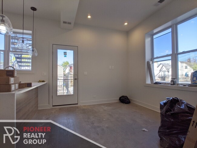 Photo - 2121 W Belmont Ave Unit 2R