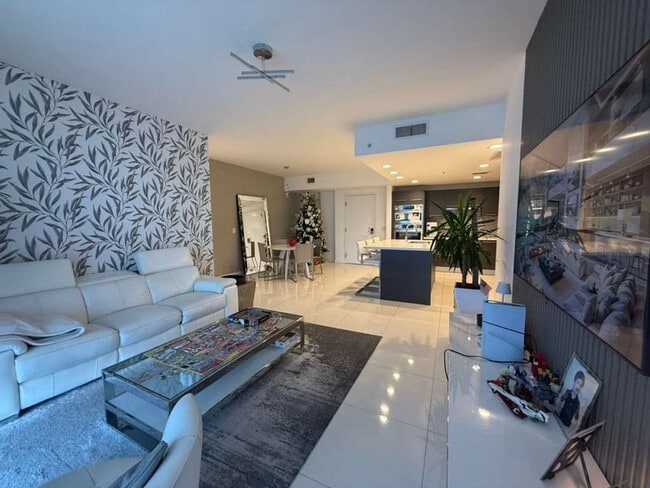 Building Photo - 2 BED/2 BATH Unit 1-503