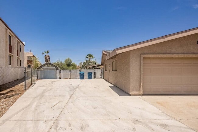 Photo - 4 Bedroom Pool Home Located Downtown