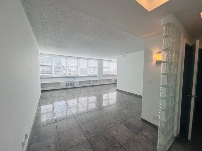 Building Photo - 1 Bedroom 1 Bath Ocean View Condo - Steps from Fort Lauderdale Beach! Unit 1002