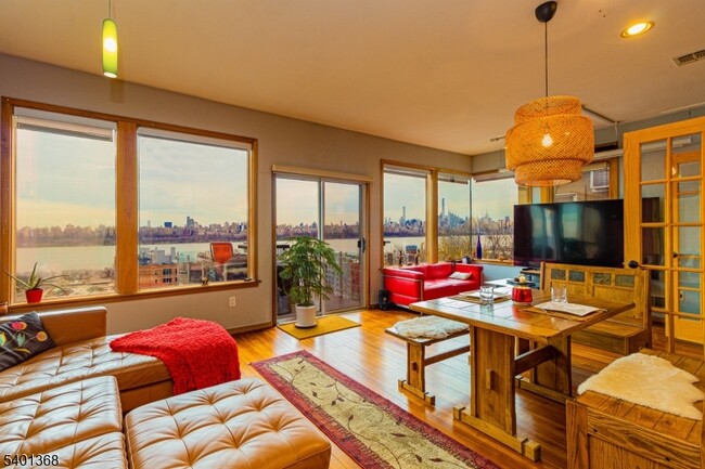 Building Photo - 152 Pine St