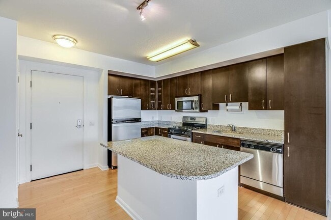 Building Photo - 440 L St NW Unit 913