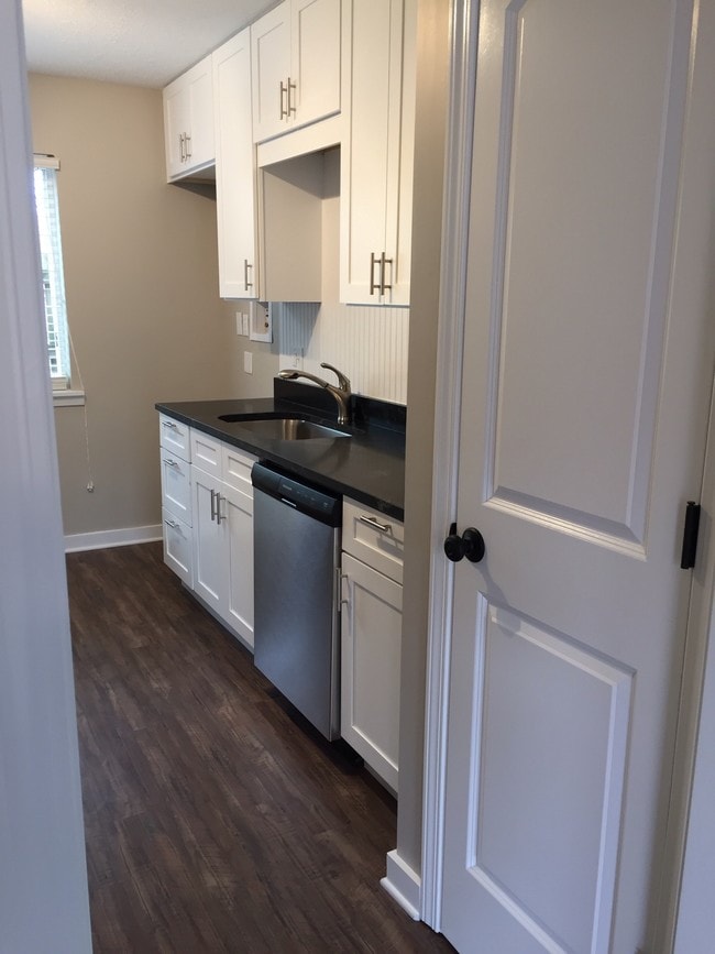 Kitchen - 302 S 11th St Unit 3