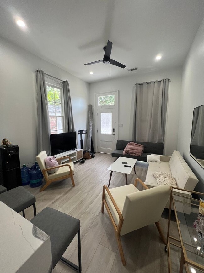 Photo - New Renovated 5bd/2ba Near Campus with Sha...