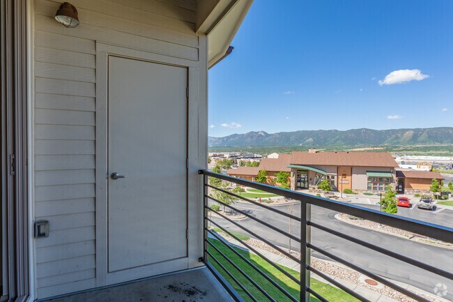 1BR, 1BA - 820 SF