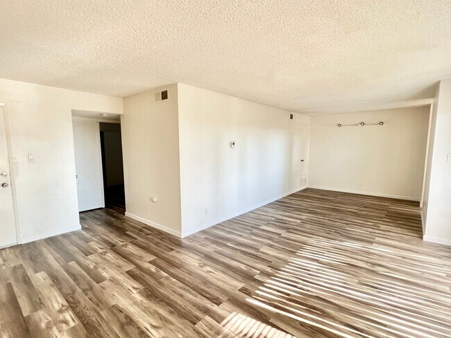 Photo - Charming and Cozy Two Bedroom apartment in North Vallejo with Great Views Unit H-5