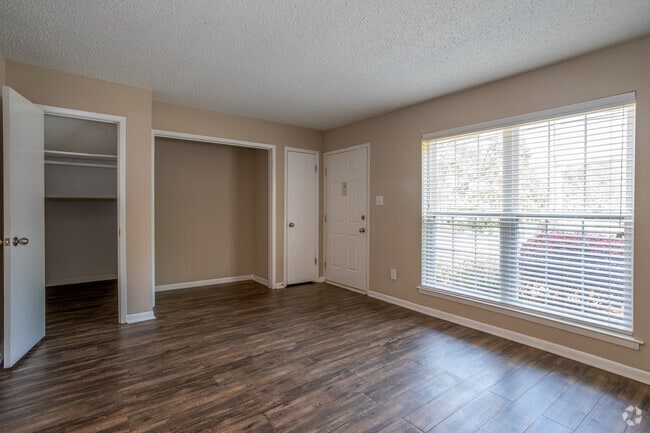 1 BD, 1 BA - 750SF - Living Room