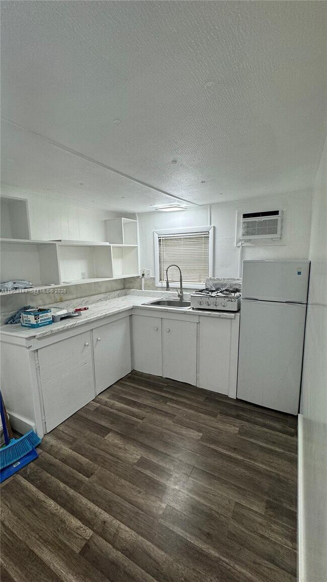 Photo - 601 NE 4th Ct.