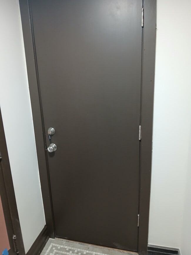 Second front secured door - 2221 W Winnemac Ave Unit GN