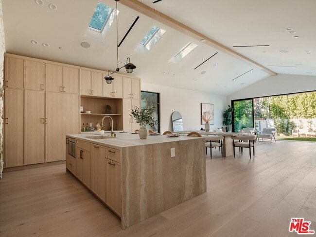 Photo - 14647 Morrison St