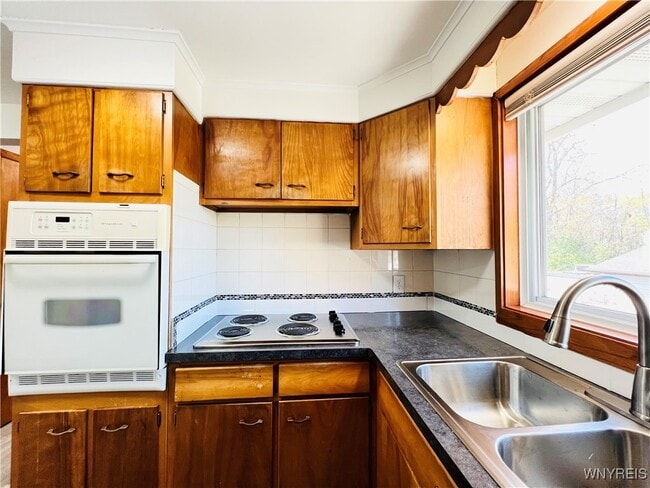 Photo - 1199 Center Rd