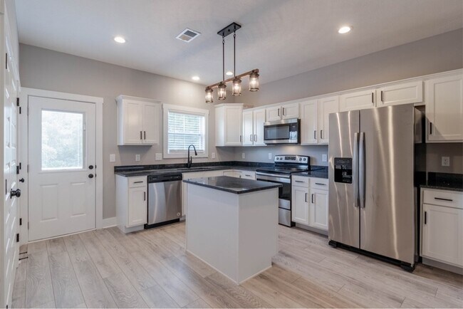 Photo - 827 Charlotte St