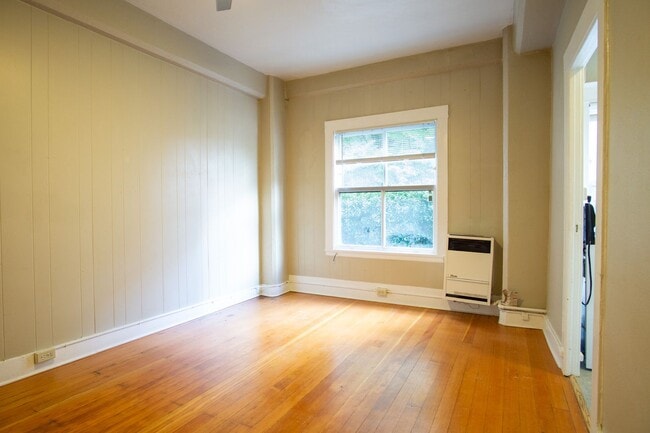 Photo - Classic Studio w/Vintage Charm by Washingt... Unit 07