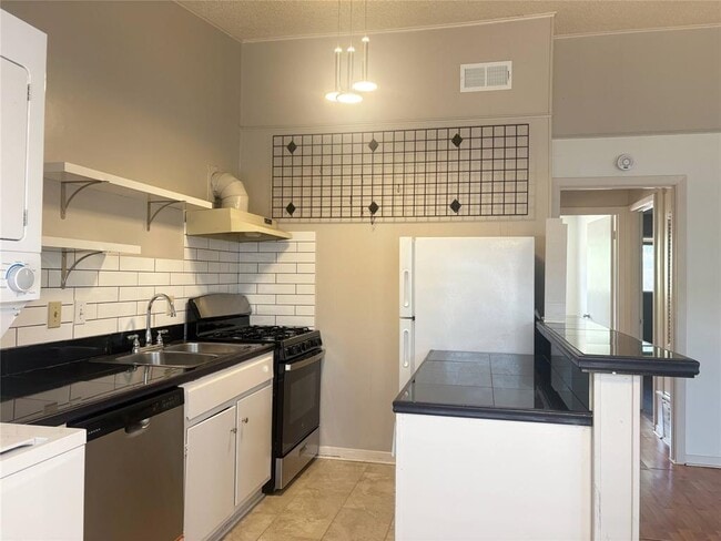 Photo - 600 W 51st St Unit 103