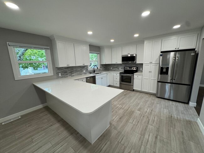 Building Photo - 8 N High St Rental