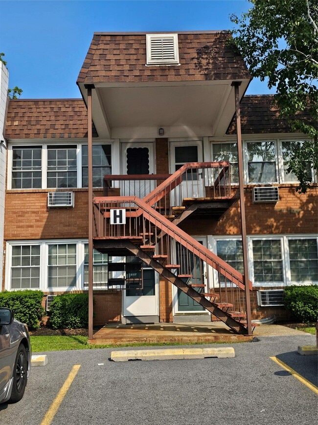 Building Photo - 274 Hooker Ave Unit H3 Rental