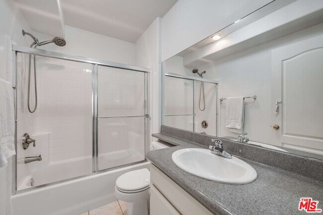10924 Bloomfield St Unidad 7