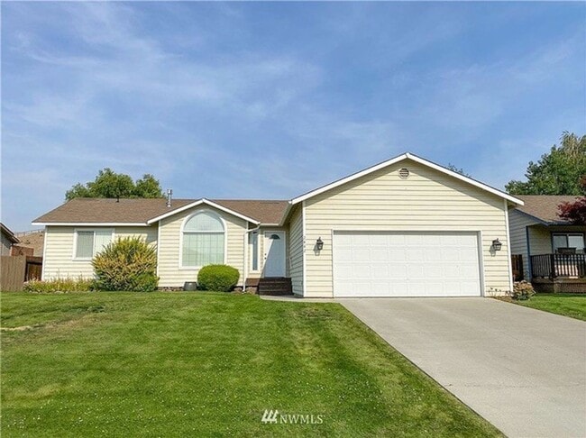 Building Photo - Fancher Field Neighborhood!! Charming, Single Family Rambler, 3 Bed - 2 Bath in East Wenatchee!