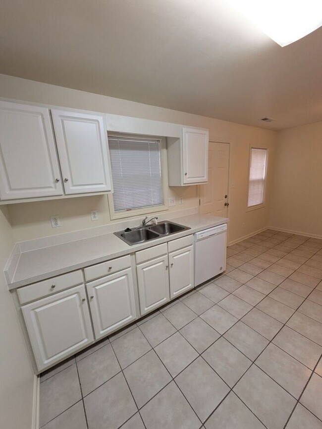 Photo - 2BD/2.5BA Unit at Water Oaks in Hickory!