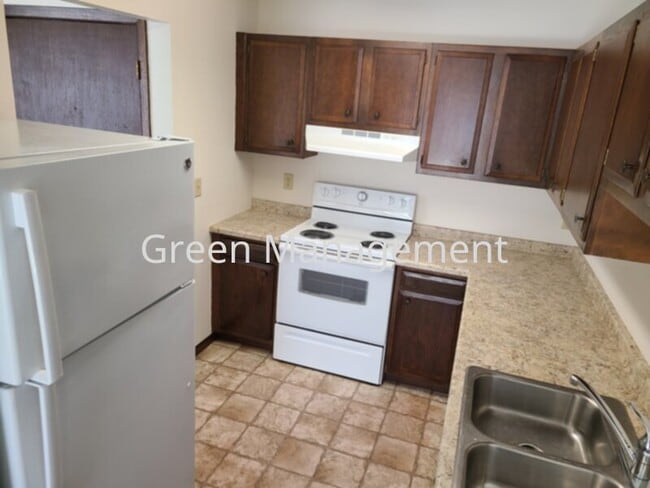 Building Photo - 2 Bedroom with Heat Paid and Garage Rental