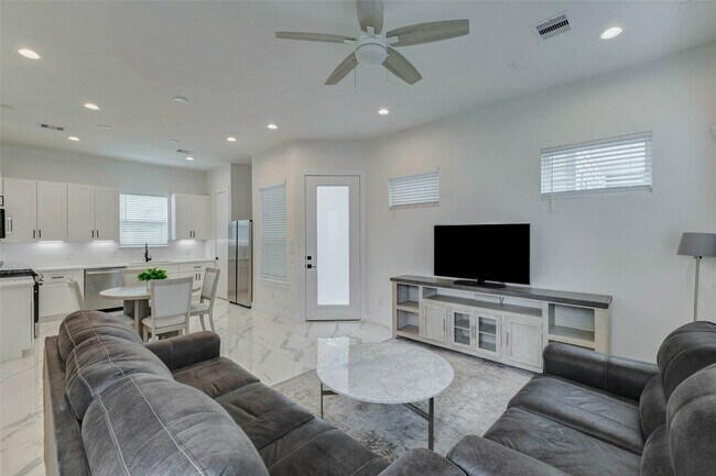 Photo - 5727 Elysian St