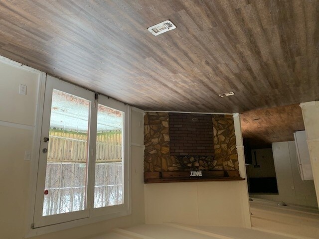 Photo - 245 Deerfoot Rd