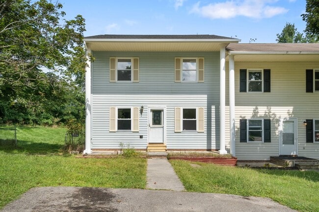 Building Photo - 3 bed/ 2 1/2 bath pet friendly fenced yard Rental