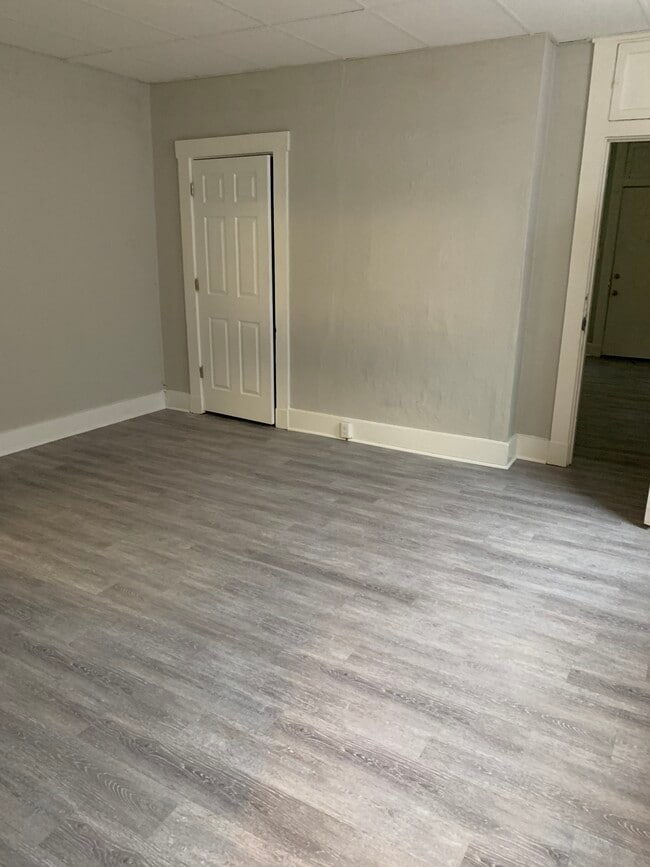 Middle Room - 4142 Chambers St