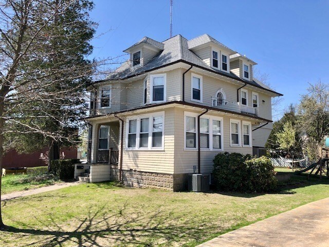 Building Photo - 65 Oak St Unit 1