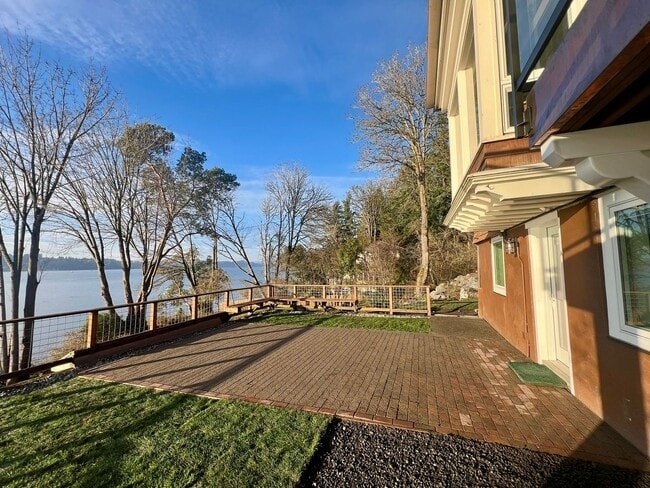 Building Photo - Private Waterfront Apartment